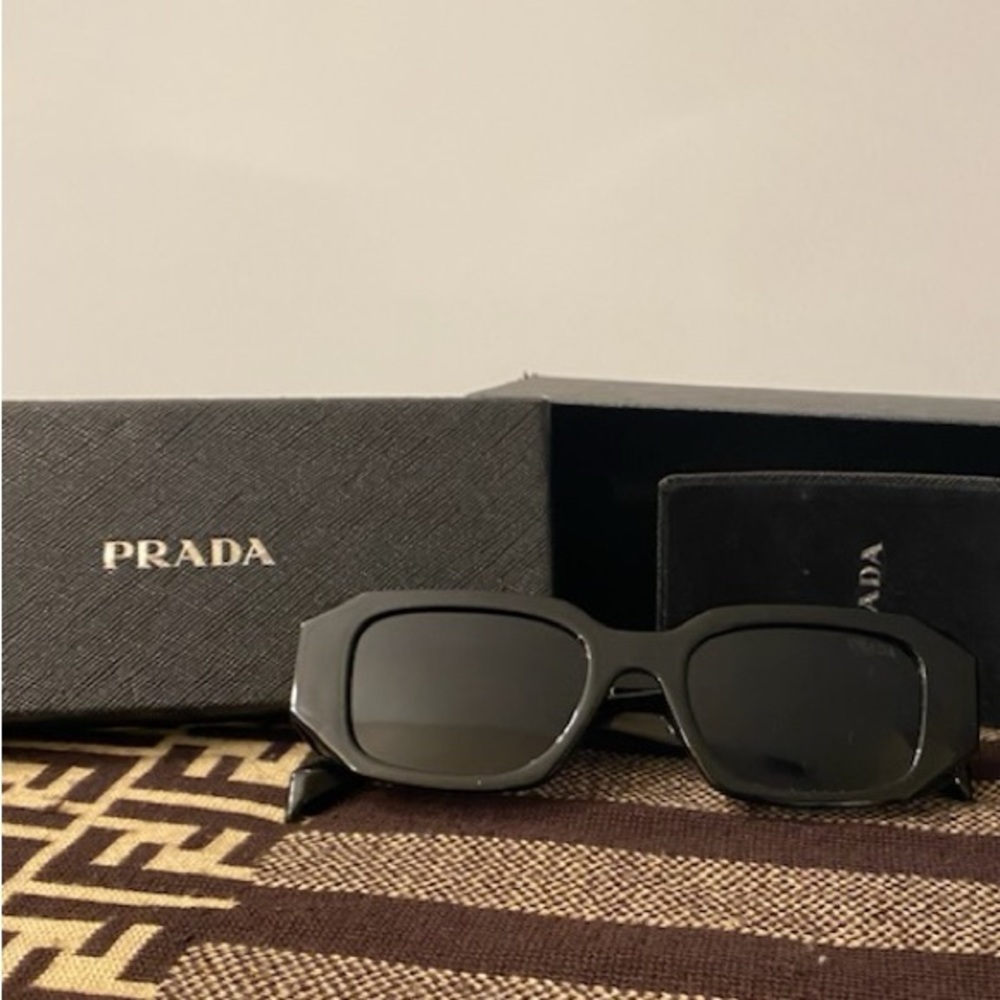 Prada sunglasses. Never worn. Case included.